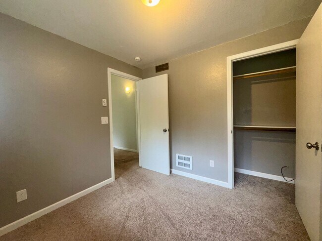 Building Photo - 2 Week Move In Special - 3 Bedroom, 2 Bath...