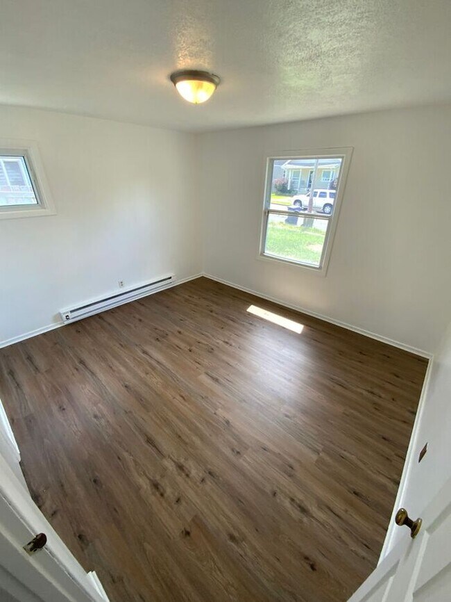 Building Photo - Tacoma home 3bdr 1.5 bath 1 car garage att...