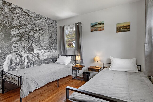 Building Photo - 10 James Dr