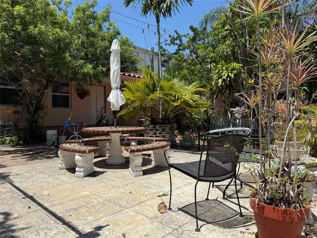 Building Photo - 1850 Rodman St