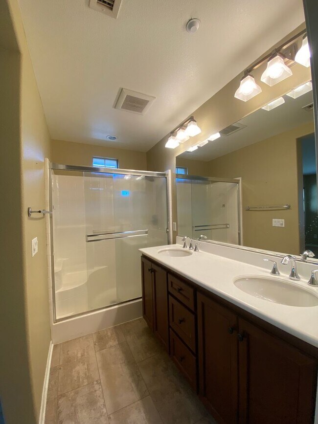 Building Photo - Victoria Gardens Three Bedroom Condo