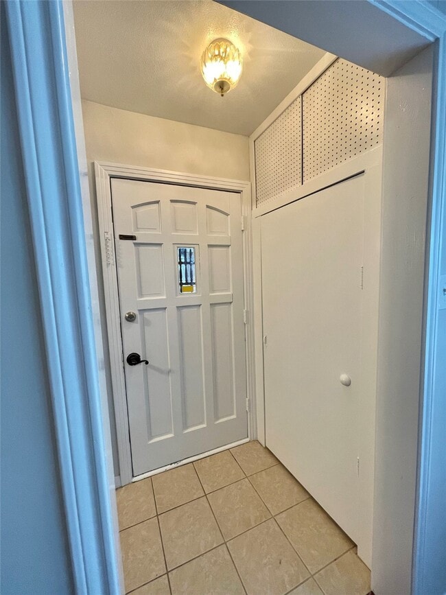Building Photo - 1112 Southampton Dr