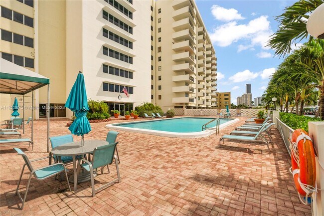 Building Photo - 401 Golden Isles Dr