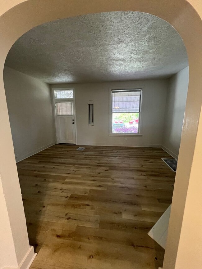 Building Photo - Large 2 Bed, 1 Bath Home, with Office/Bonus Room! Available Now!