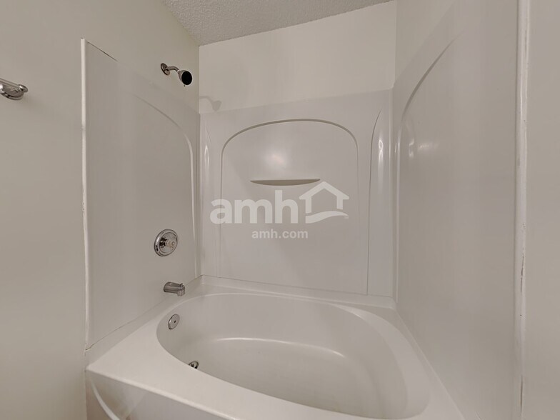 Building Photo - 5069 Thornton Dr