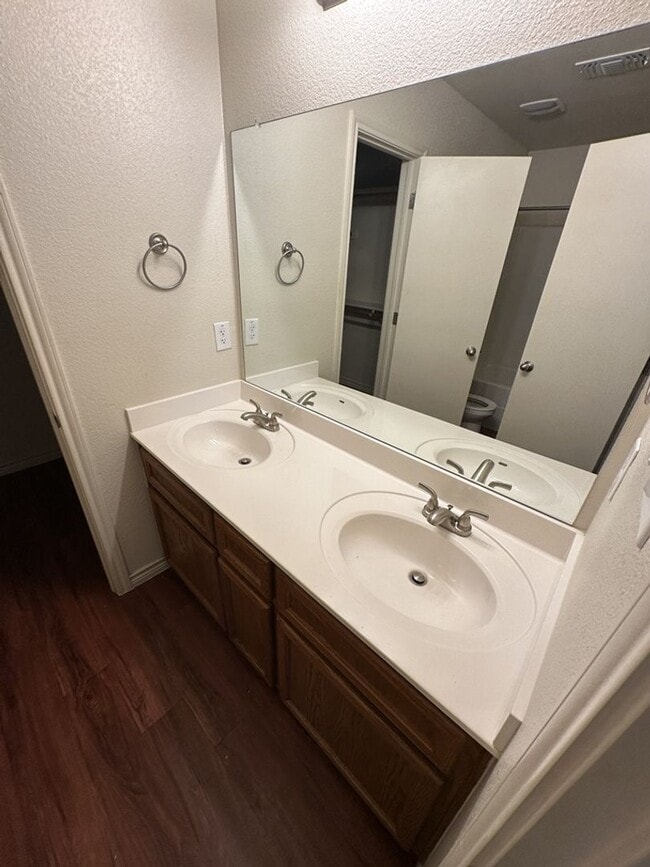 Building Photo - AVAILABLE NOW! (SECTION 8 ACCEPTED)