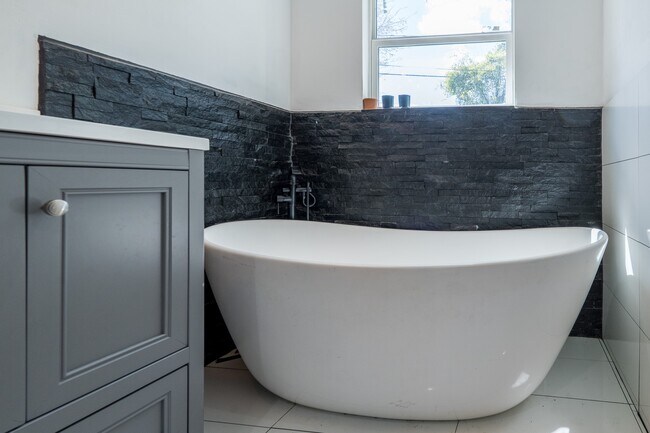 Building Photo - 810 Jerry St