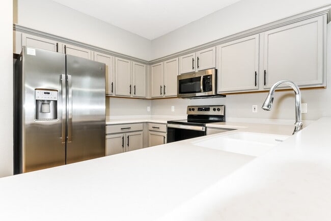 Building Photo - 323 Higher Combe Dr