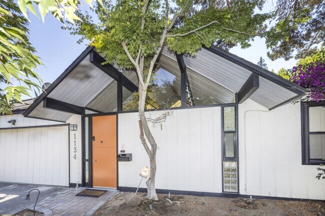 Building Photo - Charming Eichler in Super Desirable Community Center!