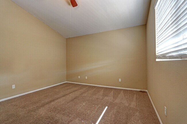 Building Photo - WONDERFUL HOME LOCATED IN DESIRABLE NORTH ...