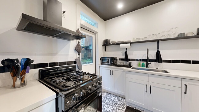 Building Photo - 237 Greenwich St