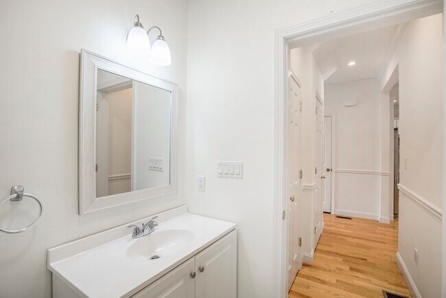 Building Photo - 2 Manchester Pl