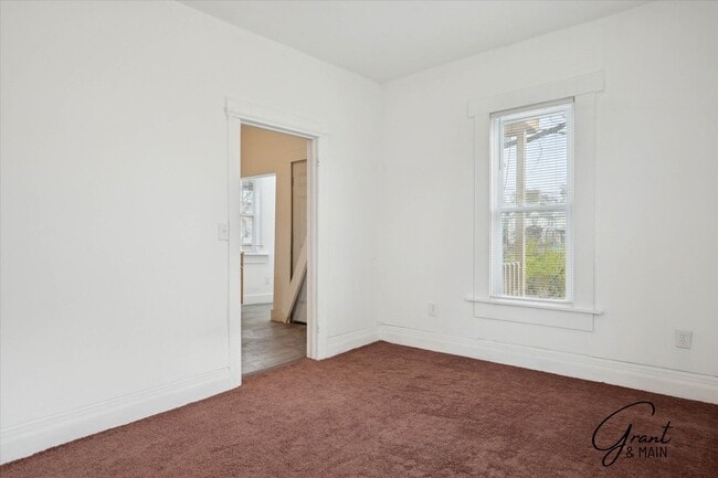 Building Photo - $1200 3 bedrooms