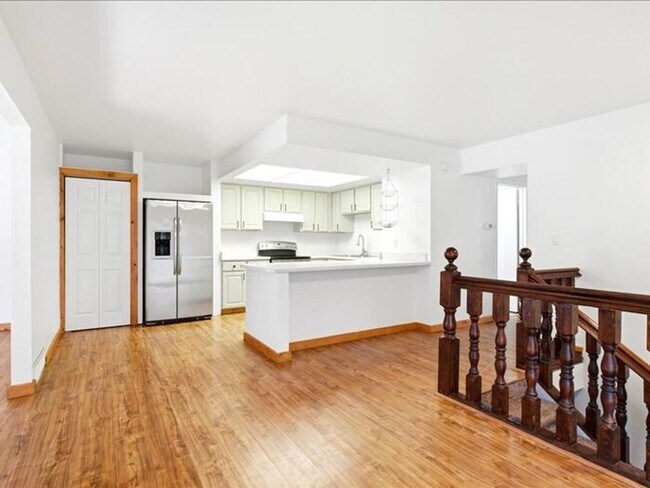 Building Photo - Cottonwood Heights 5 bed 3 bath Twin Home
