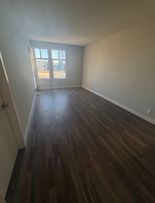 Building Photo - 1 bed 1 bath Apartment. 1st month $1500.00 credit.