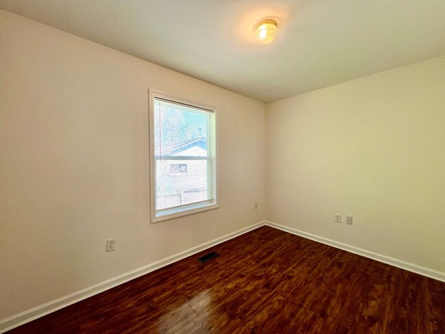 Building Photo - 3 Bedroom in West Asheville!