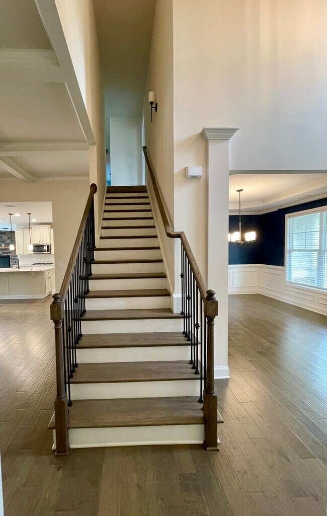Building Photo - Gorgeous 5 bedroom 3.5 bath home in desira...