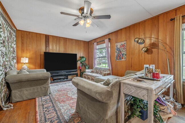 Building Photo - AVAILABLE NOW--- 3 Bed, 1.5 Bath in Eastgate