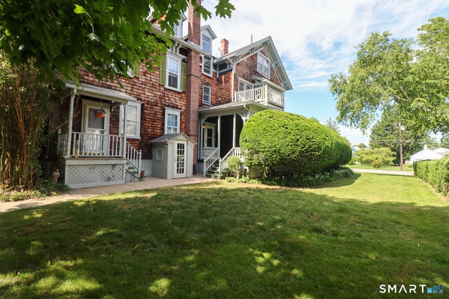 Building Photo - 883 Montauk Ave