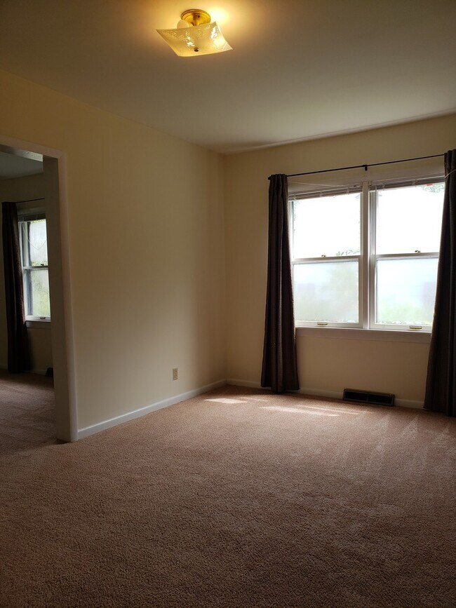 Building Photo - 3 bedroom, 2 bath Home: Available July 2026!