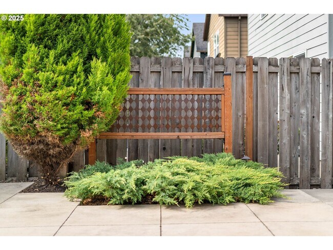 Building Photo - Beautiful 4 Bed, 3 Bath Canby Home for Rent