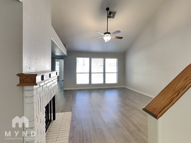 Building Photo - 634 N Quartz St