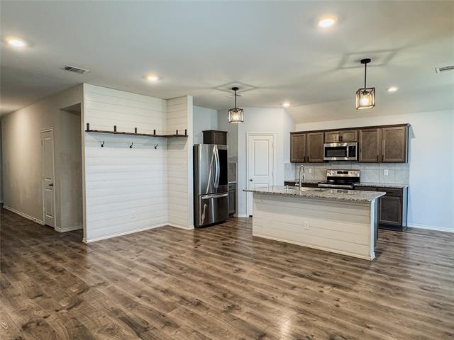 Building Photo - 801 Meadow Creek Ln