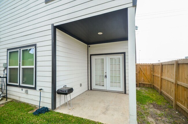 Building Photo - Fashionable Home Not Far From Downtown & M...