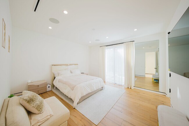 Building Photo - 25879 Chalmers Pl