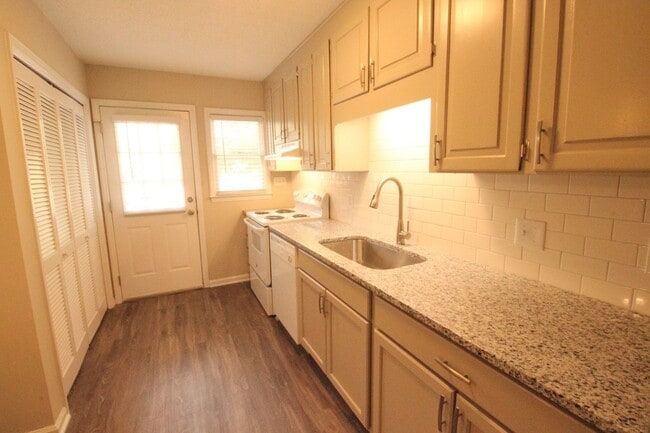 Building Photo - Adorable 2 Bedroom, 1 Bath in West Raleigh near Cary Crossroads - Pet Friendly!