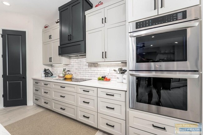 Building Photo - 100 Torrey Pines Dr