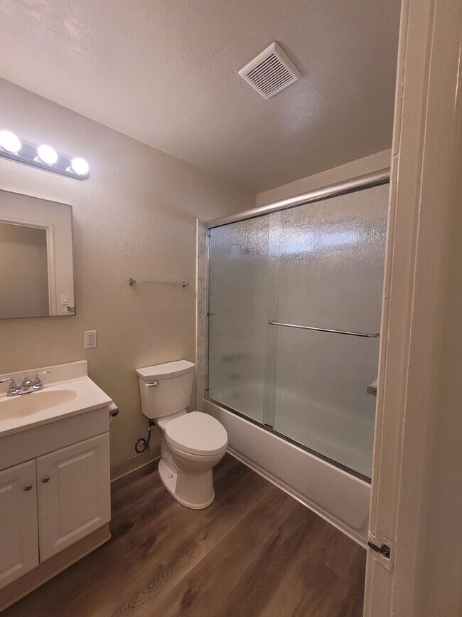 Building Photo - Three bedroom 1 bath with central heat and air