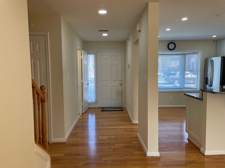 Building Photo - 203A Locust St SE