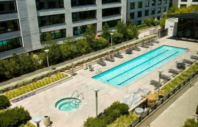 Building Photo - 260 King St