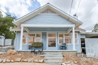 Building Photo - Warm & Inviting West Hills Home with Brigh...