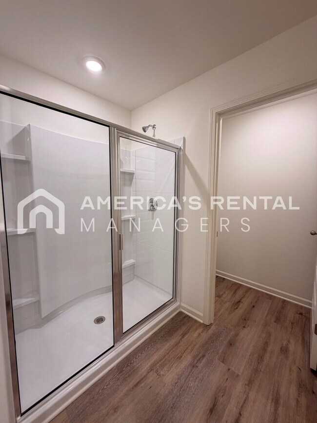 Building Photo - Available NOW! Spacious 5-Bedroom Single Level Home!