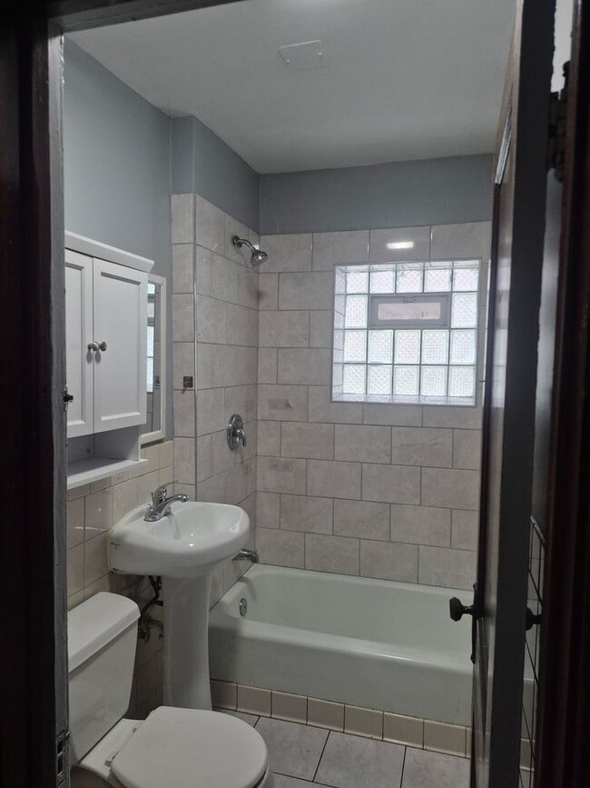 Building Photo - 2813 S Lawndale Ave
