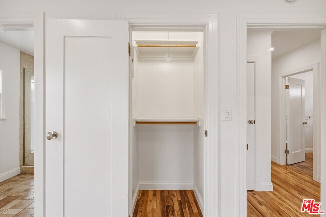 Building Photo - 525 N Crescent Heights Blvd