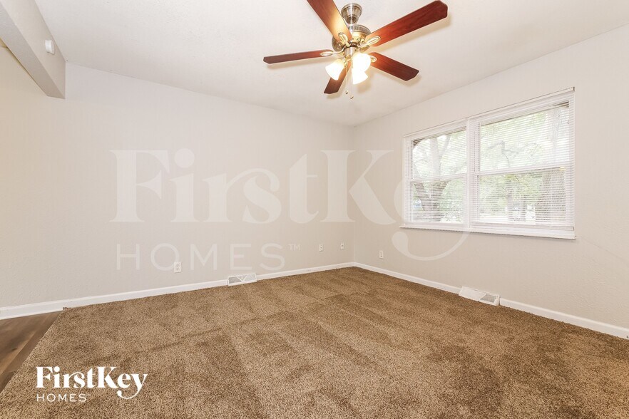 Building Photo - 309 NE Sunnybrook Dr