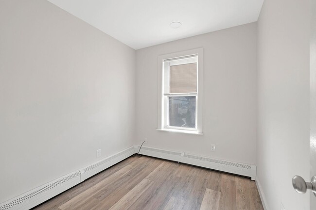 Building Photo - 561 Broad St