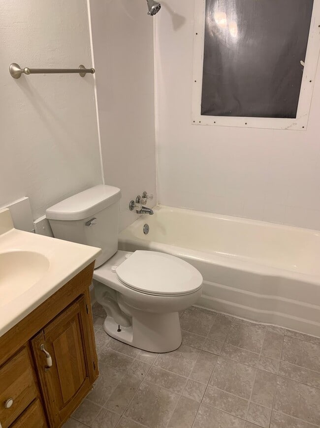 Building Photo - 3 Bedroom, 1 Bath House for Rent