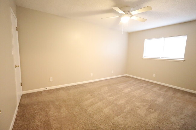 Building Photo - "Charming 2-Bed Townhouse with Cozy Fireplace in Prime Fort Walton Beach Location!"