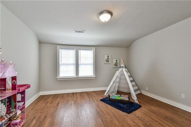 Building Photo - Beautifully Remodeled 4 Bedroom Home near ...