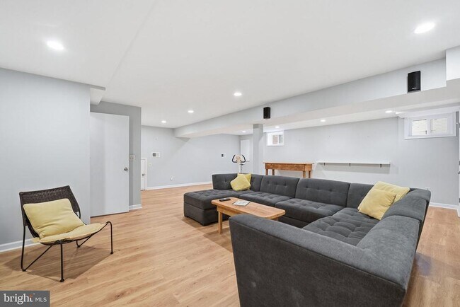 Building Photo - 9420 Lakeside Dr