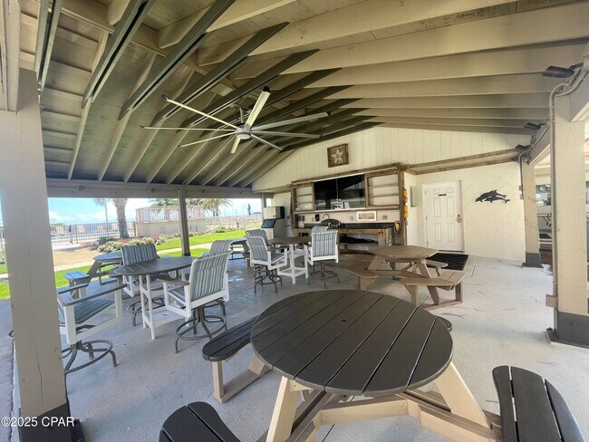 Building Photo - 2100 W Beach Dr