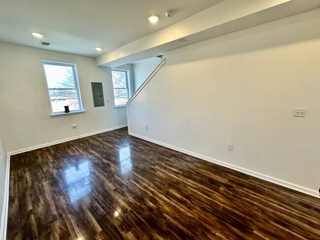 Building Photo - 312 S Eden St