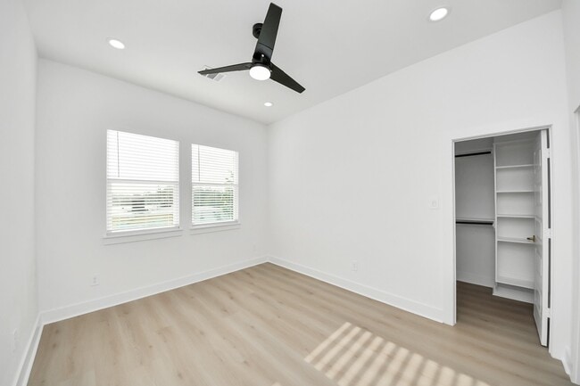 Building Photo - 8601 Amadwe St
