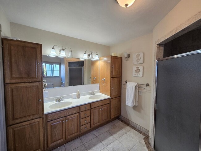 Building Photo - Stunning 4BR/2BA Fortuna home in quiet nei...