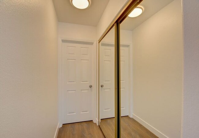 Building Photo - Renovated and Modern. This fantastic 2br in a gated community in Silverado Ranch has all the amen...