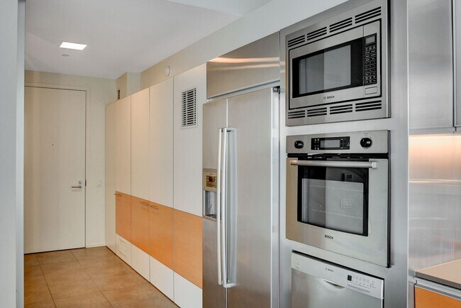 Building Photo - Veer Towers 1009W- Partial Strip Views fro...
